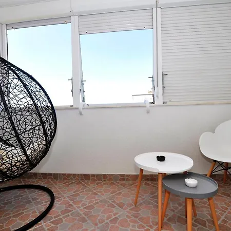 Nesh Apartment *